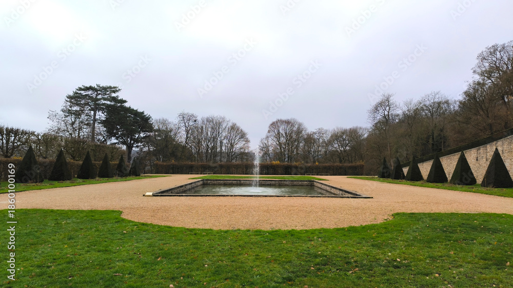 Fototapeta premium fountain at Meudon observatory's garden