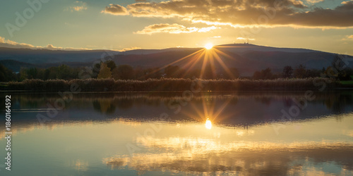 Sonnenuntergang über dem Berg Brocken im Harz - Spiegelbild auf See