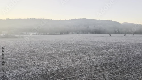 Campi gelati all'alba