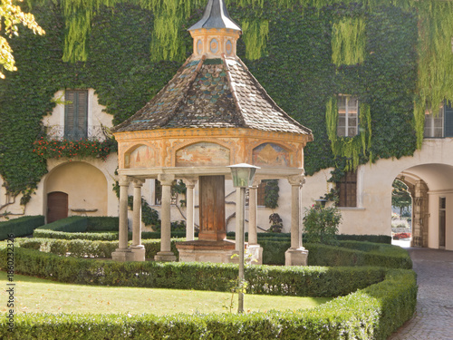 historisches Brunnenhaus im Innenhof eines bedeutsamen Klosters