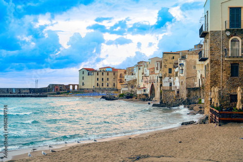 Tableau sur toile Cefalu old town, Sicily Italy