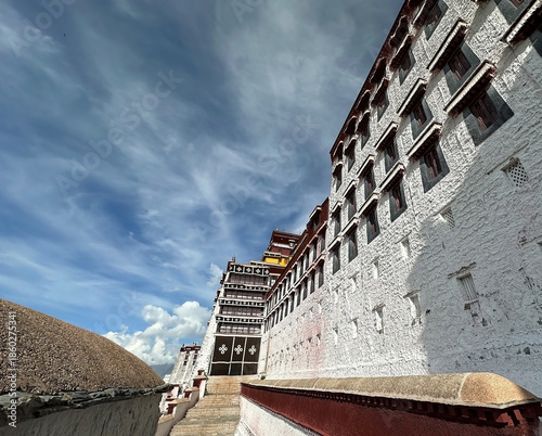 The Potala Palace in Lhasa,Tibet, Cina. It was formerly the winter palace of Dalai Lamas