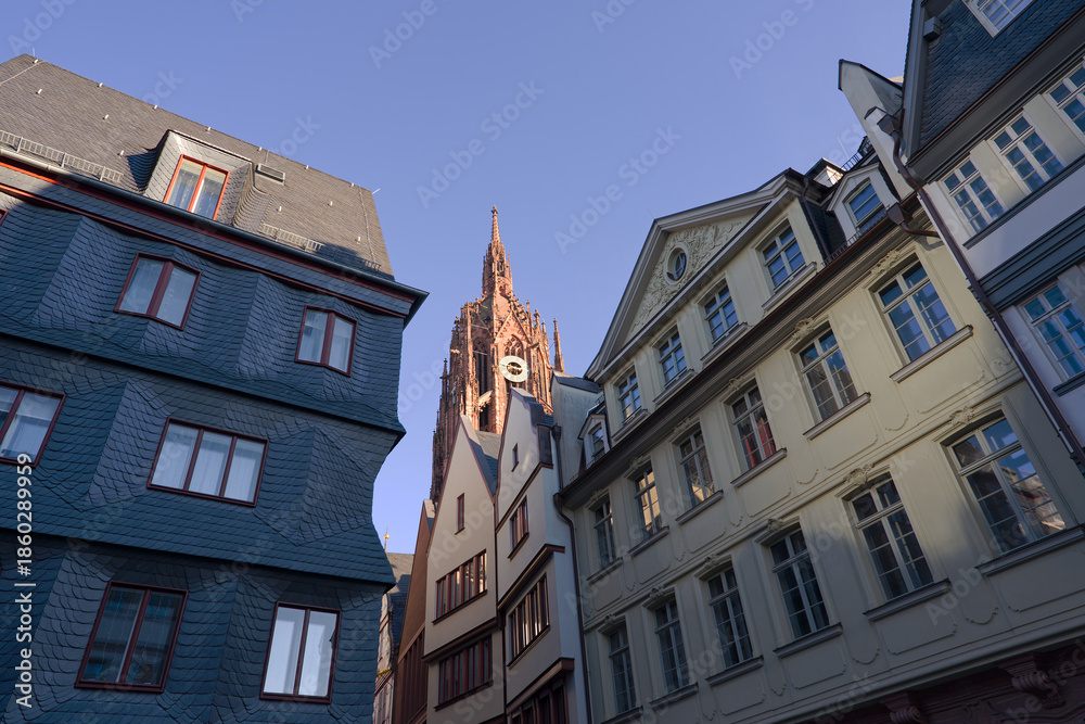 Obraz premium Römer district with facades of historic houses at the old town of German city of Frankfurt on an autumn day. Photo taken November 22nd, 2025, Frankfurt am Main, Germany.