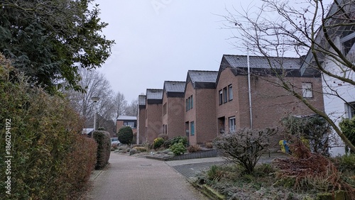 Eine typische deutsche Vorstadt mit schönen Häusern, Eigentum, Reihnehäuser