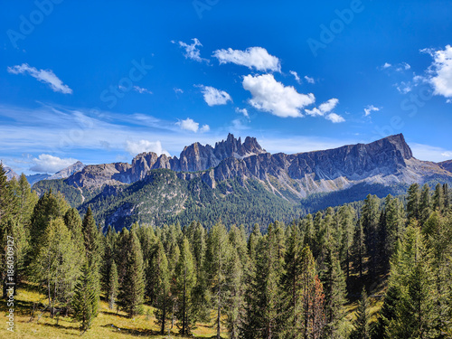 Foto Scenic mountain view with rugged peaks and green forest