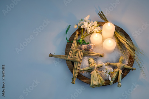 Fotografi Imbolc altar presenting brigid's cross, candles, and corn dolls