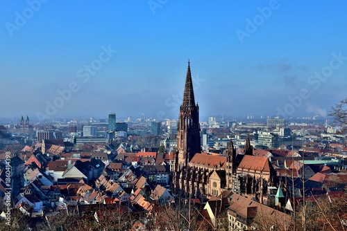 Die Altstadt von Freiburg an einem sonnigen Wintertag