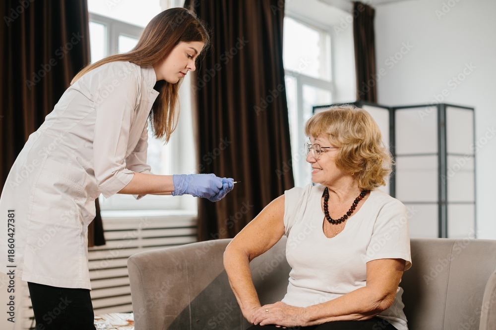 Obraz premium Healthcare professional giving vaccination to senior woman
