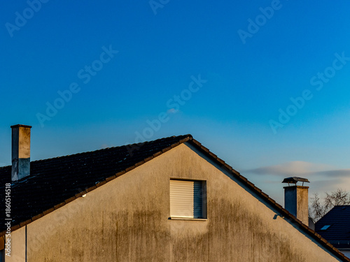 Feuchte und verschmutzte Hauswand