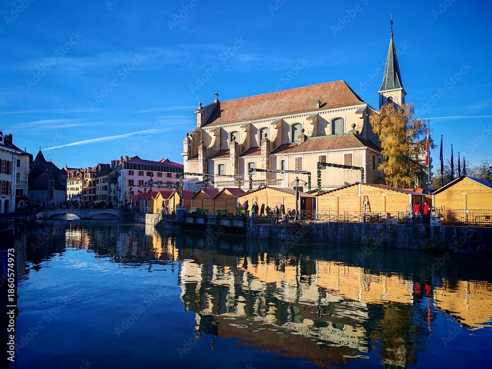 Obraz premium Annecy, France - November 29, 2025: Marche de Noel, christmas market with hot food, mulled wine, raclette and toys 