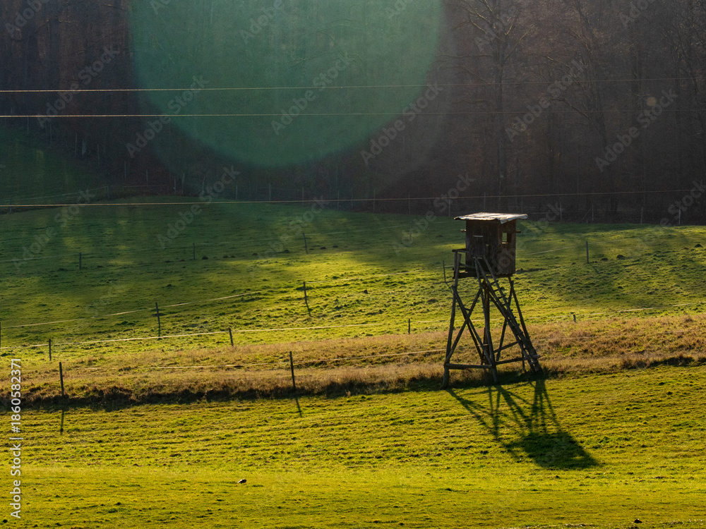 Naklejka premium Hoch und Jägersitz im Feld