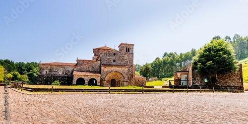 Tableau sur toile Collegiate church of Santa Cruz de Castañeda