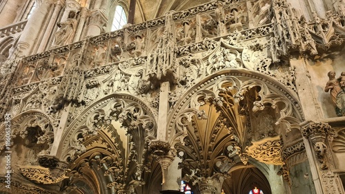 Vue de près du magnifique jubé Renaissance de l'église de la Madeleine de Troyes (Champagne, France)