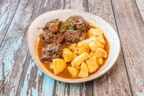 Bilde på lerret A hearty oxtail stew, accompanied by boiled potatoes and whole carrots that have
