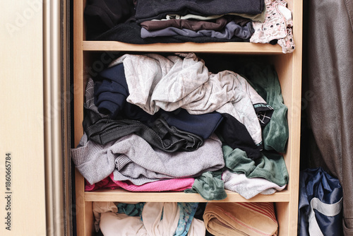 Foto Messy wardrobe shelves closeup