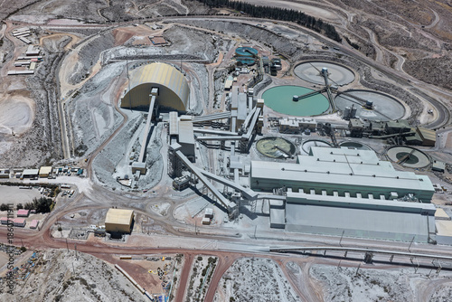 Obraz na plátně Mineral processing plant next to dome and flotation ponds