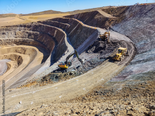 Foto open-pit mine bench remediation process for mine closure