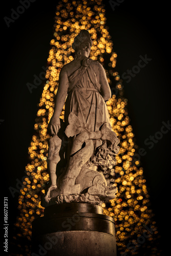 Escultura frente al Árbol Navideño de Madrid