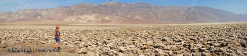 Foto Panorama - Devil's Golf Course in Death Valley National Park, California, is a s