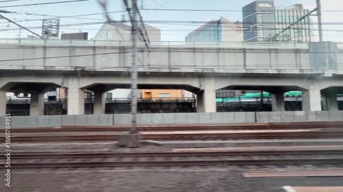 都市を走る電車の車窓に映る都内の移り変わる風景