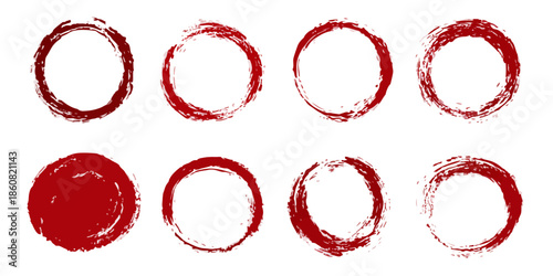 白い背景に描かれた、手描き感のある赤いグランジブラシストローク円形フレームとスタンプのセット。インクの質感が特徴的で、デザイン素材として様々な用途に使える透明なベクターイラストレーション。