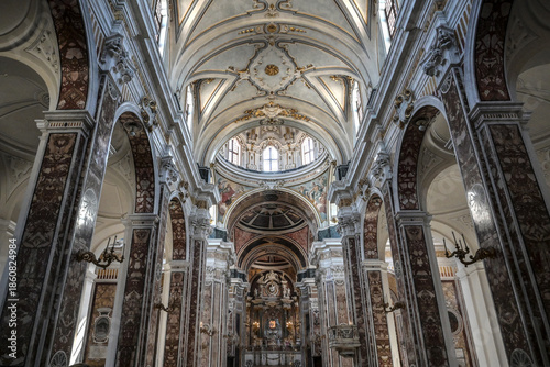 Valokuva interno della cattedrale della madia chiesa di monopoli in provincia di bari