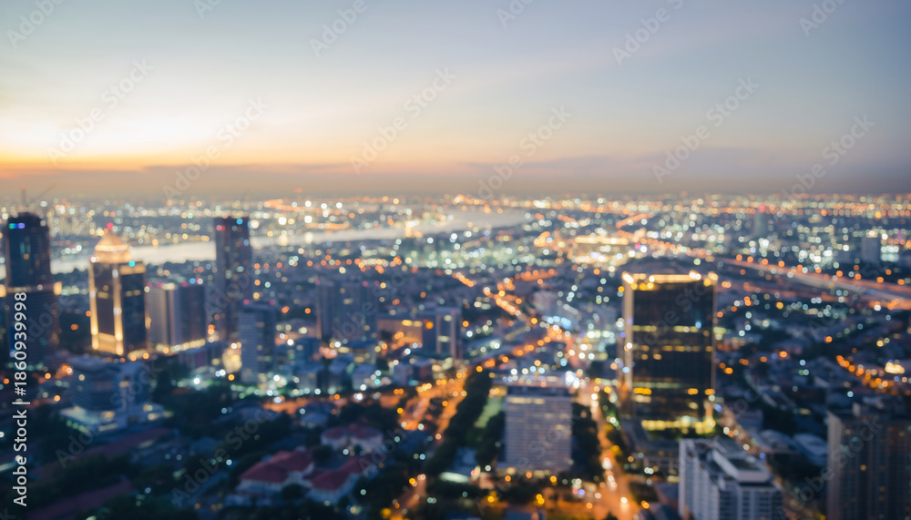 Fototapeta premium ビジネスシーン：強いソフトフォーカスのイメージ画像 大都会の高層ビル群のぼやけた写真 広告・ホームページ用背景素材 明るい背景ボケ画像