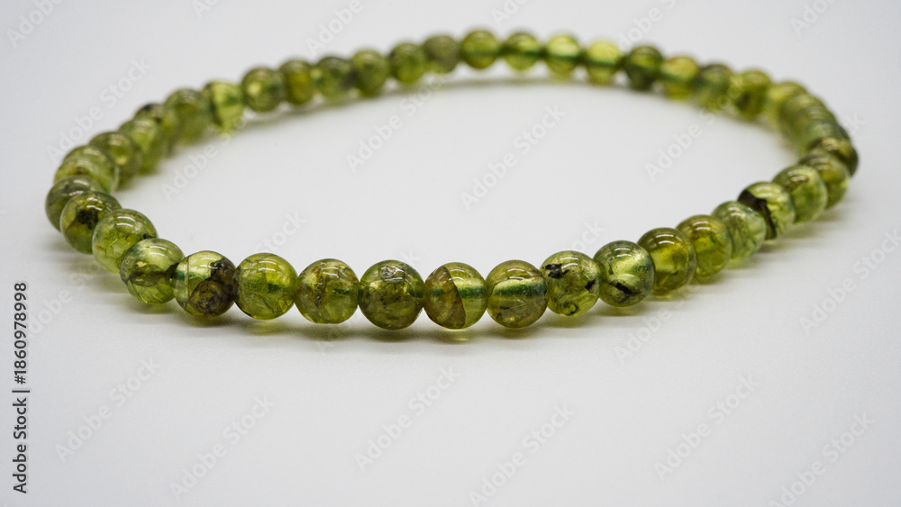 Obraz premium ペリドット 天然石ブレスレット マクロ撮影 白背景