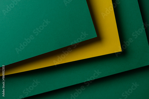 重なる緑色と黄色の画用紙	