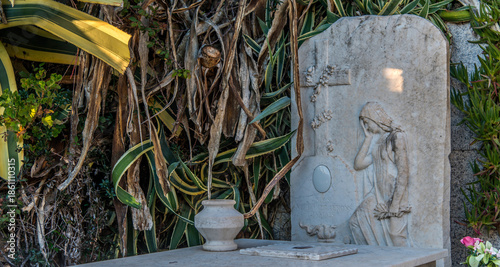 Détail de pierre tombale dans le cimetière de Propriano, Corse, France