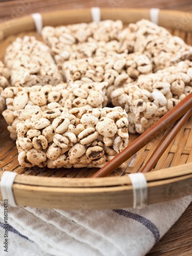 한국음식 고소하고 달콤한 밀보리 강정