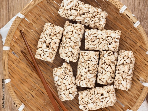 한국음식 고소하고 달콤한 밀보리 강정