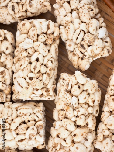 한국음식 고소하고 달콤한 밀보리 강정