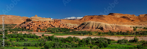 Ouarzazate, Marokko, Kashbah Ait Benhaddou  mit dem Fluss Asif Mellah und dem Hohen Atlas im Hintergrund