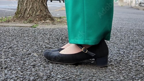道路を歩いている女性　足もと　ビジネス　パンツ　イメージ