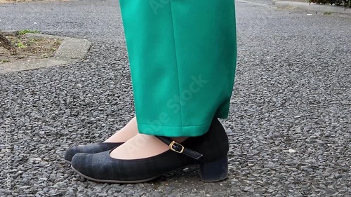 道路を歩いている女性　足もと　ビジネス　パンツ　イメージ