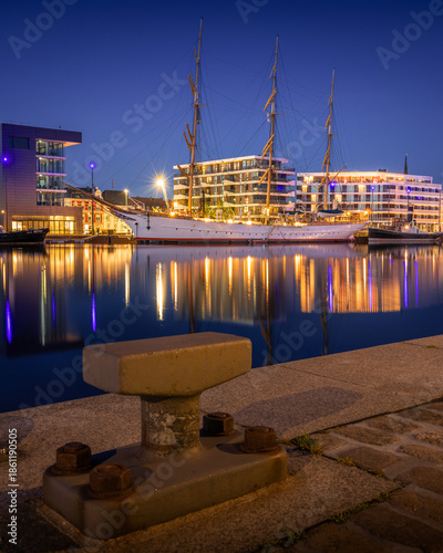 Abends in den Bremerhavener Havenwelten am Neuen Hafen