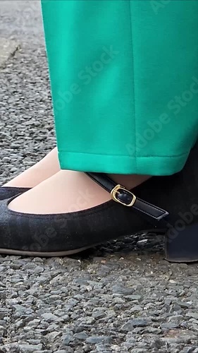 道路を歩いている女性　足もと　ビジネス　パンツ　イメージ