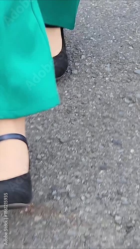 道路を歩いている女性　足もと　ビジネス　パンツ　イメージ