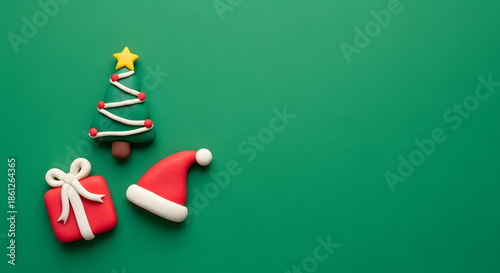 クリスマスのツリーとプレゼントとサンタ帽子のかわいいクレイアート背景