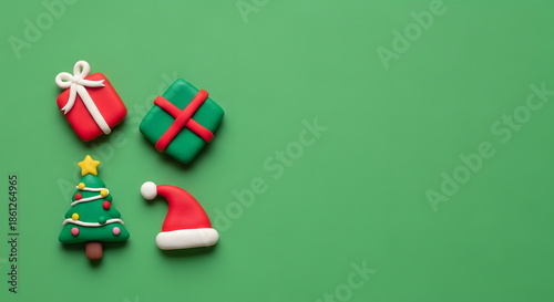 クリスマスのツリーとプレゼントとサンタ帽子のかわいいクレイアート背景