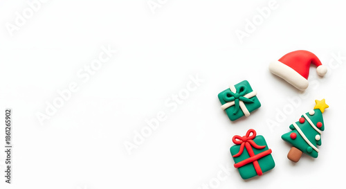 クリスマスのツリーとプレゼントとサンタ帽子のかわいいクレイアート背景