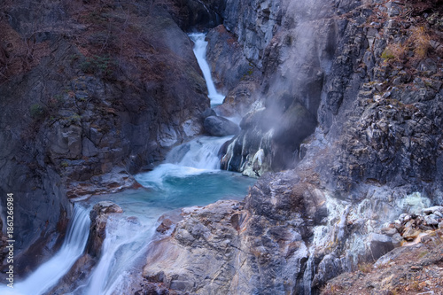 日光市　湯沢噴泉塔　温泉の析出物