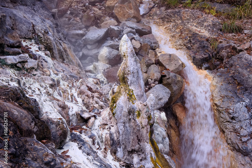 日光市　湯沢噴泉塔　温泉の析出物