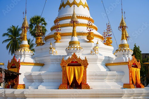 Tableau sur toile White chedi of Wat Hua Wiang in Mae Hong Son, Northern Thailand