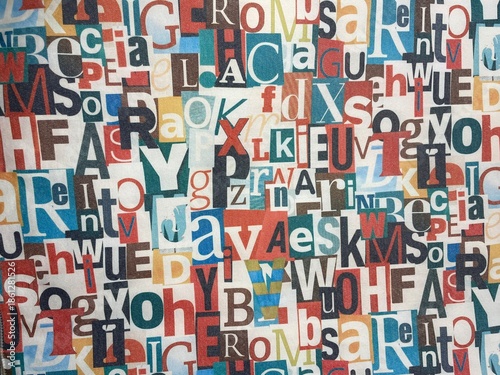 Tableau sur toile Konglomerat mit diversen Buchstaben, abstraktes Collage-Muster aus überlappenden Designs zum Thema Kommunikation, Alphabet oder Chaos