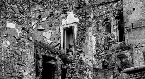 Italia in bianco e nero. Il borgo di Craco il cui centro storico iniziò a subire uno spopolamento dovuto ad una frana che, agli inizi degli anni ottanta, lo ha reso una vera e propria città fantasma. 