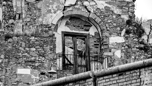 Italia in bianco e nero. Il borgo di Craco il cui centro storico iniziò a subire uno spopolamento dovuto ad una frana che, agli inizi degli anni ottanta, lo ha reso una vera e propria città fantasma. 