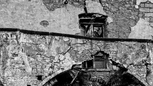 Italia in bianco e nero. Il borgo di Craco il cui centro storico iniziò a subire uno spopolamento dovuto ad una frana che, agli inizi degli anni ottanta, lo ha reso una vera e propria città fantasma. 