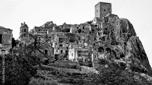 Italia in bianco e nero. Il borgo di Craco il cui centro storico iniziò a subire uno spopolamento dovuto ad una frana che, agli inizi degli anni ottanta, lo ha reso una vera e propria città fantasma. 
